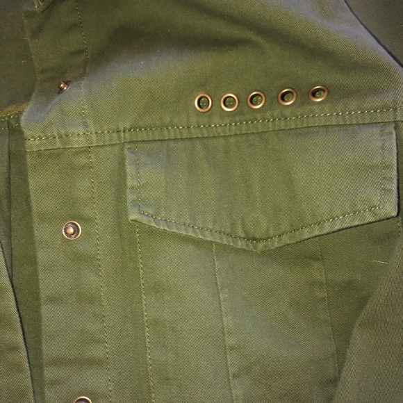Green button down - Picture 5 of 5